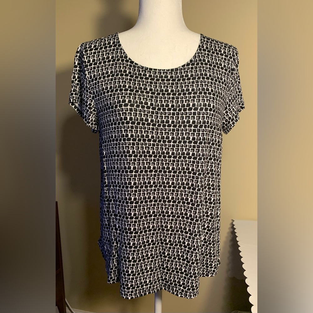EUC Pullover Top: Geometric Print, Lightweight, Jewel Neck, Short Sleeves